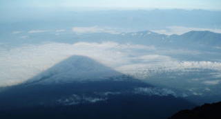 富士山頂より見た影富士